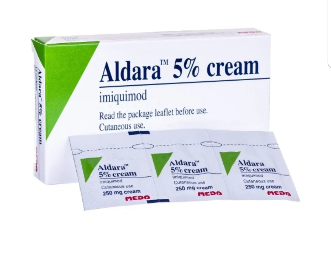 A box of Aldara 5% cream with imiquimod, and three packets of 250 mg cream for cutaneous use.