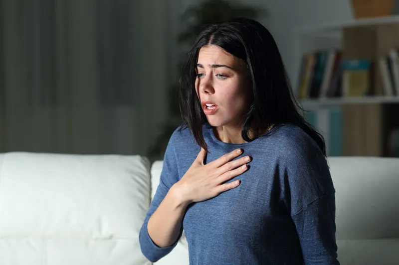 woman experiencing shortness of breath symptom of heart failure