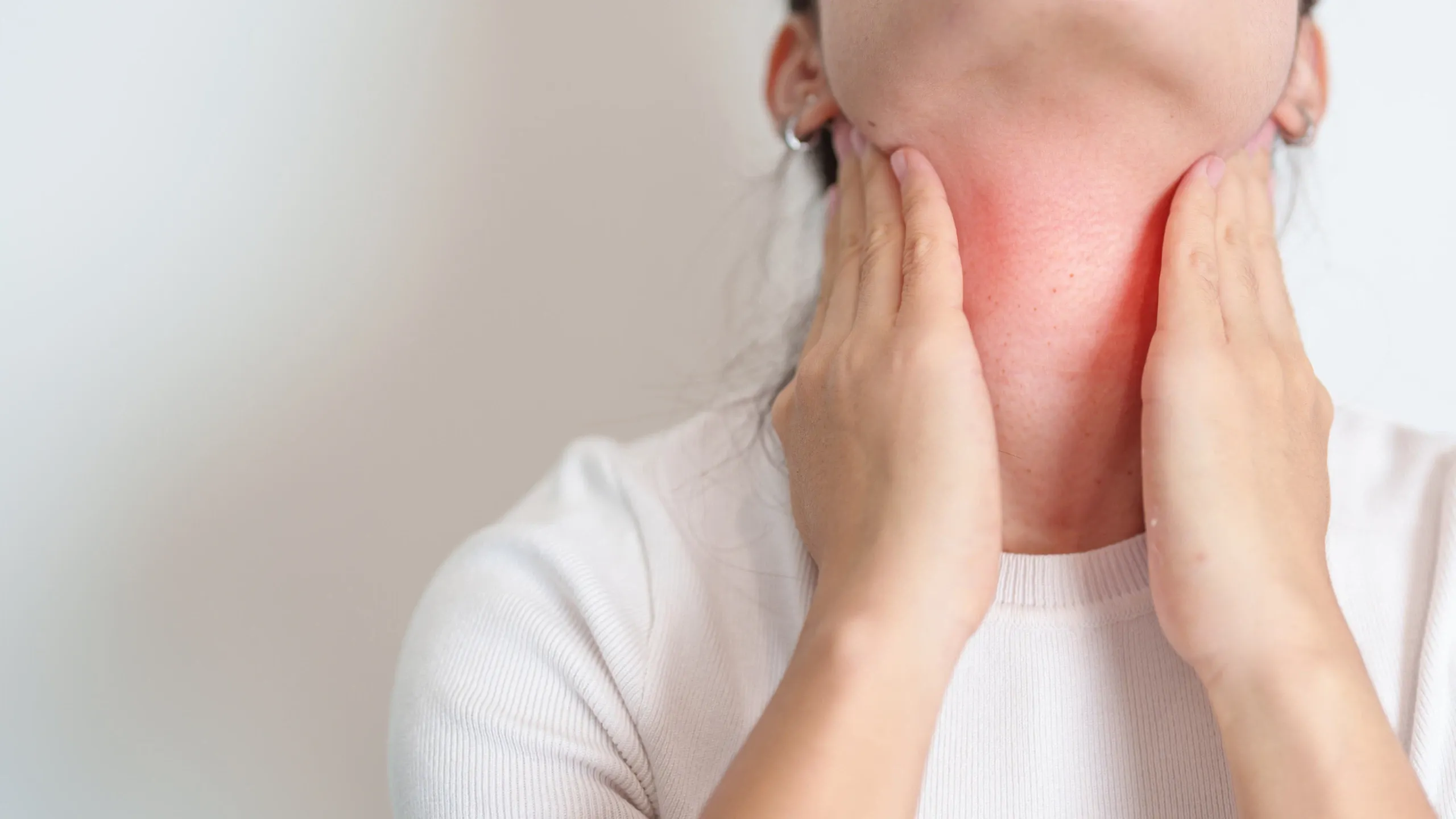 neck inflammation and swelling as a symptom of hypothyroidism
